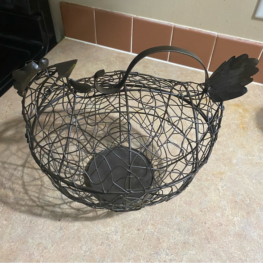 Farmhouse/ Wired chicken basket